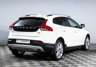 Подержанный автомобиль Volvo V40 Cross Country 2017 года (5 фото)
