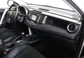 Подержанный автомобиль Toyota RAV4 2013 года (10 фото)