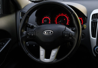 Подержанный автомобиль Kia Ceed Hatchback 2010 года (11 фото)