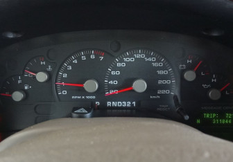 Подержанный автомобиль Ford Explorer 2003 года (13 фото)