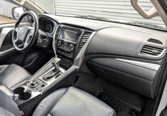 Подержанный автомобиль Mitsubishi Pajero Sport 2019 года (11 фото)