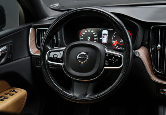 Подержанный автомобиль Volvo XC60 2019 года (11 фото)