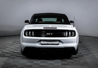 Подержанный автомобиль Ford Mustang Convertible 2021 года (6 фото)