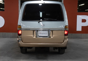 Подержанный автомобиль Toyota HiAce 2002 года (6 фото)