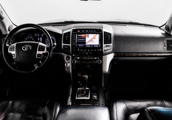 Подержанный автомобиль Toyota Land Cruiser Suv 2013 года (11 фото)