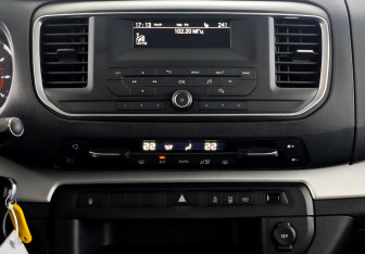 Подержанный автомобиль Peugeot Traveller 2021 года (16 фото)