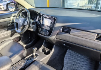 Подержанный автомобиль Mitsubishi Outlander 2014 года (10 фото)