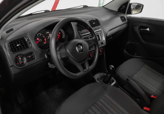 Подержанный автомобиль Volkswagen Polo Sedan 2015 года (7 фото)