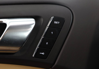 Подержанный автомобиль Porsche Cayenne 2014 года (15 фото)