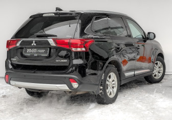 Подержанный автомобиль Mitsubishi Outlander 2017 года (5 фото)
