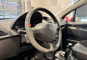 Подержанный автомобиль Peugeot 207 Hatchback 2009 года (9 фото)