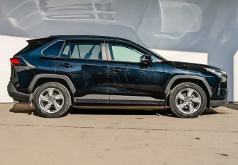 Подержанный автомобиль Toyota RAV4 2021 года (4 фото)