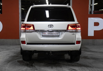 Подержанный автомобиль Toyota Land Cruiser Suv 2018 года (6 фото)
