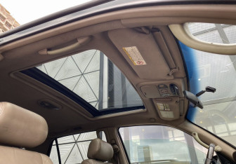 Подержанный автомобиль Toyota Sequoia 2001 года (17 фото)