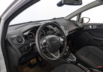 Подержанный автомобиль Ford Fiesta Sedan 2015 года (11 фото)