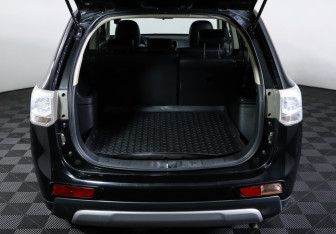 Подержанный автомобиль Mitsubishi Outlander 2014 года (10 фото)
