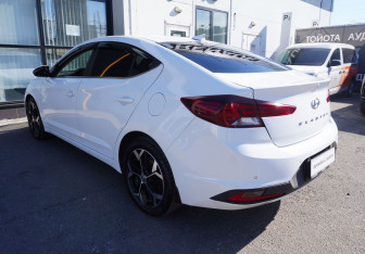 Подержанный автомобиль Hyundai Elantra Sedan 2019 года (7 фото)