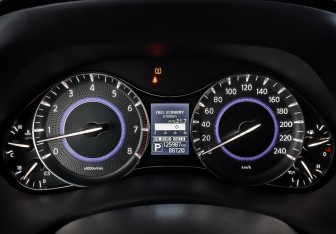 Подержанный автомобиль Infiniti QX80 2017 года (16 фото)