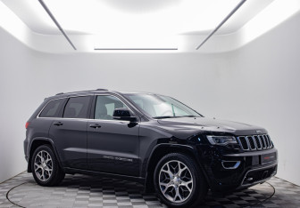 Подержанный автомобиль Jeep Grand Cherokee 2021 года (3 фото)