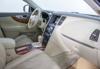 Подержанный автомобиль Infiniti QX70 2014 года (9 фото)