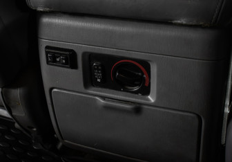 Подержанный автомобиль Toyota Land Cruiser Suv 2002 года (19 фото)