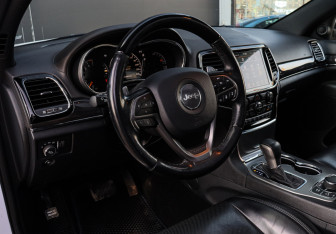 Подержанный автомобиль Jeep Grand Cherokee 2019 года (15 фото)
