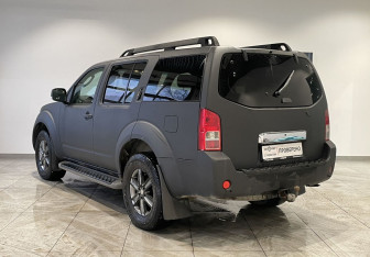 Подержанный автомобиль Nissan Pathfinder 2007 года (7 фото)