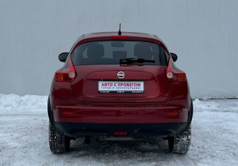 Подержанный автомобиль Nissan Juke 2013 года (6 фото)
