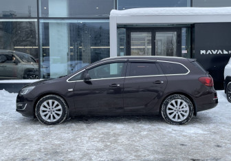 Подержанный автомобиль Opel Astra Wagon 2012 года (8 фото)