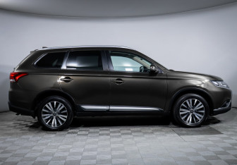 Подержанный автомобиль Mitsubishi Outlander 2019 года (4 фото)