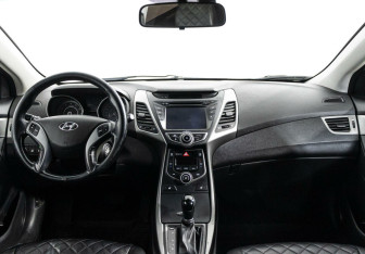 Подержанный автомобиль Hyundai Elantra Sedan 2015 года (6 фото)