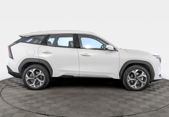 Подержанный автомобиль Geely Atlas 2024 года (4 фото)