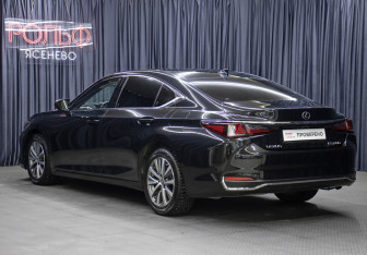 Подержанный автомобиль Lexus ES 2021 года (7 фото)