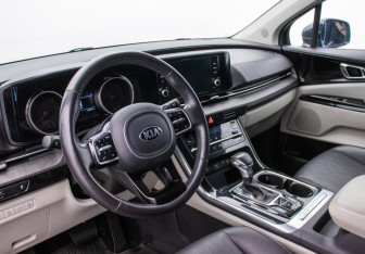 Подержанный автомобиль Kia Carnival 2021 года (9 фото)