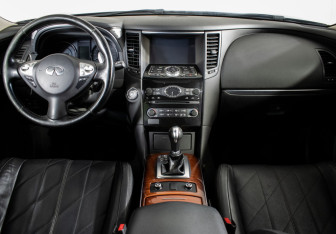Подержанный автомобиль Infiniti QX70 2013 года (10 фото)