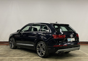Подержанный автомобиль Audi Q7 2015 года (7 фото)