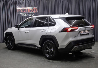 Подержанный автомобиль Toyota RAV4 2022 года (7 фото)