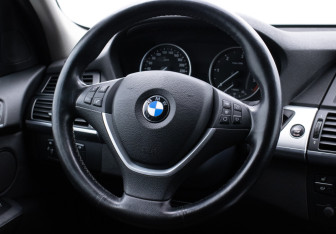 Подержанный автомобиль BMW X5 2011 года (15 фото)
