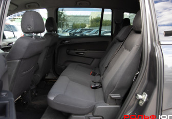 Подержанный автомобиль Opel Zafira Compactvan 2011 года (8 фото)