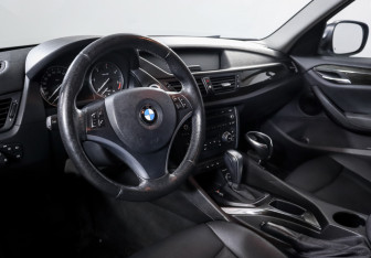 Подержанный автомобиль BMW X1 2012 года (14 фото)