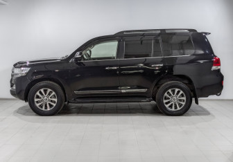 Подержанный автомобиль Toyota Land Cruiser Suv 2018 года (8 фото)
