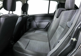 Подержанный автомобиль Renault Sandero 2012 года (9 фото)