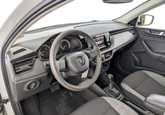 Подержанный автомобиль Skoda Rapid Liftback 2021 года (16 фото)