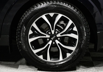 Подержанный автомобиль Kia Carnival 2021 года (6 фото)