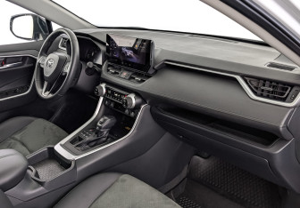 Подержанный автомобиль Toyota RAV4 2024 года (13 фото)