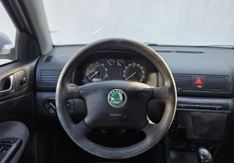 Подержанный автомобиль Skoda Octavia Liftback 2005 года (12 фото)