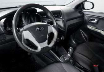 Подержанный автомобиль Kia Rio Hatchback 2016 года (10 фото)