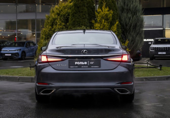 Подержанный автомобиль Lexus ES 2021 года (6 фото)