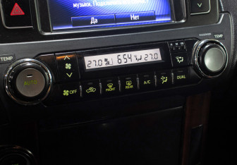 Подержанный автомобиль Toyota Land Cruiser Prado 2016 года (18 фото)