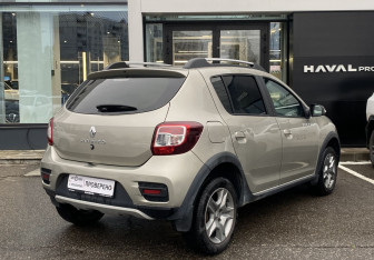 Подержанный автомобиль Renault Sandero 2015 года (5 фото)